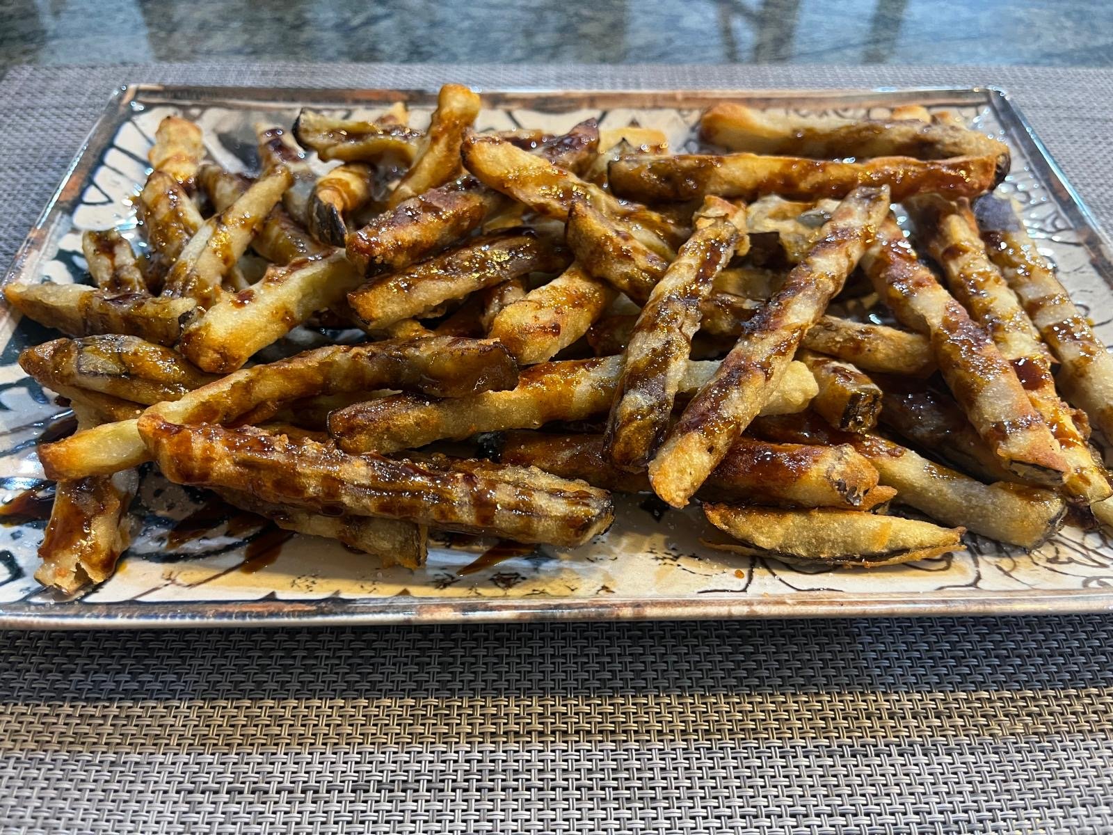 Berenjenas malagueñas, bastones de berenjena en tempura con miel de caña
