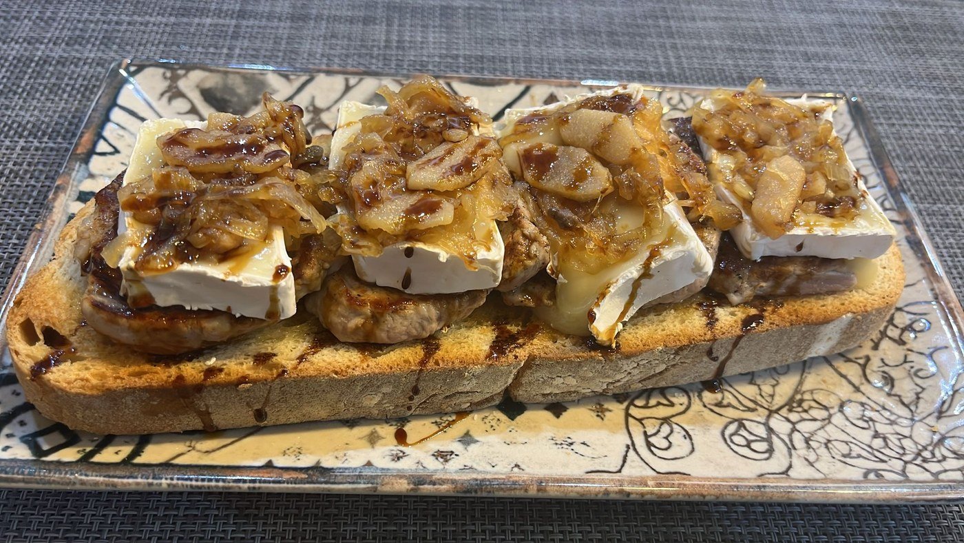 Tosta de solomillo con queso Brie, cebolla y pera caramelizadas
