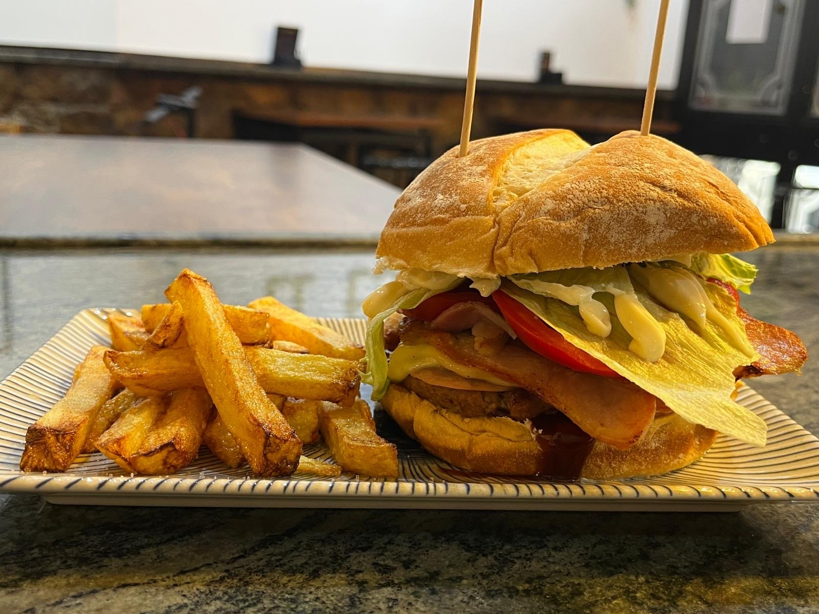 El Escondite, hamburguesa de ternera con huevo, York, queso Edam, bacon, tomate, lechuga, mayonesa y salsa BBQ