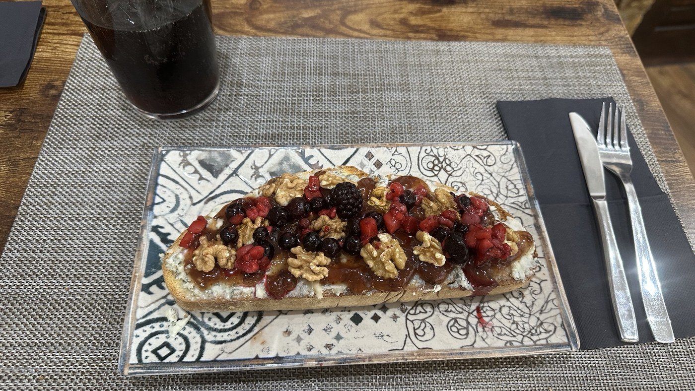 Tosta de frutos rojos y nueces