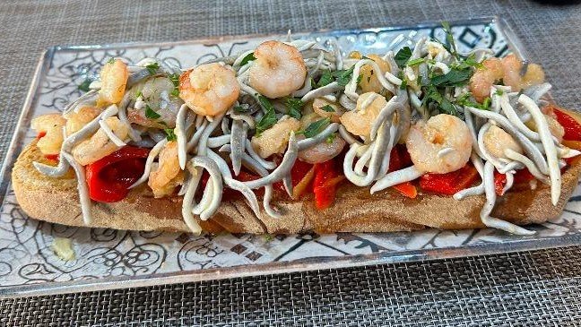 Tosta de gulas y gambas
