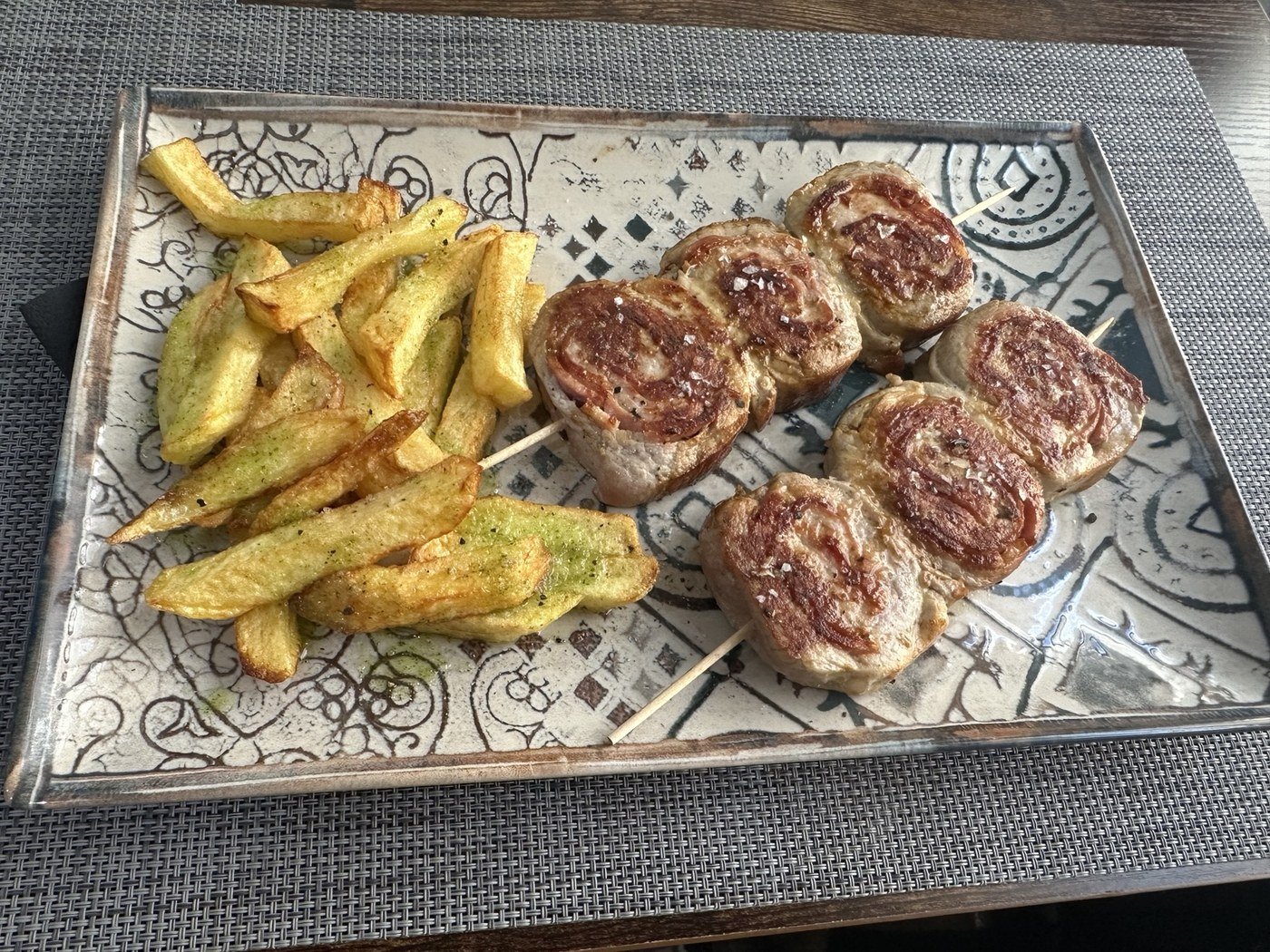 Piruletas de solomillo de cerdo rellenas de bacon y jamón, con patatas fritas caseras